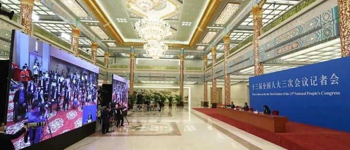 李克强总理出席记者会并回答中外记者提问