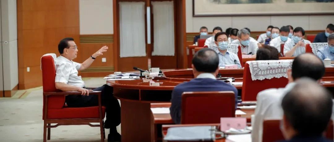 李克强主持召开经济形势专家和企业家座谈会